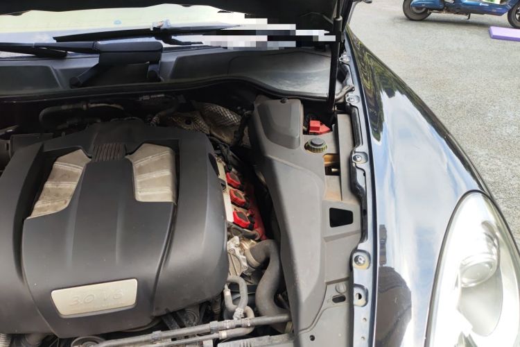 Used Porsche Cayenne 2014 Cayenne Platinum Edition 3.0T Engine Bay Left