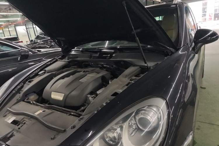 Used Porsche Cayenne 2014 Cayenne Platinum Edition 3.0T Engine Bay Left