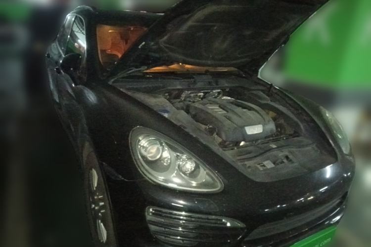 Used Porsche Cayenne 2014 Cayenne Platinum Edition 3.0T Front Right 45 Deg