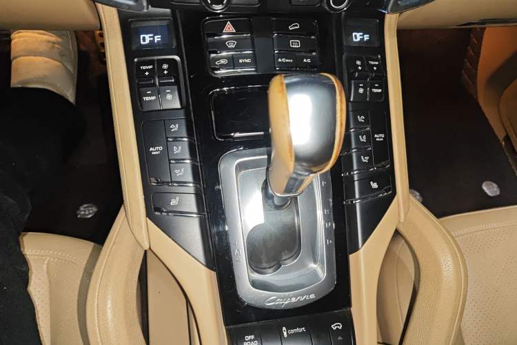 Used Porsche Cayenne 2014 Cayenne Platinum Edition 3.0T Gear Lever