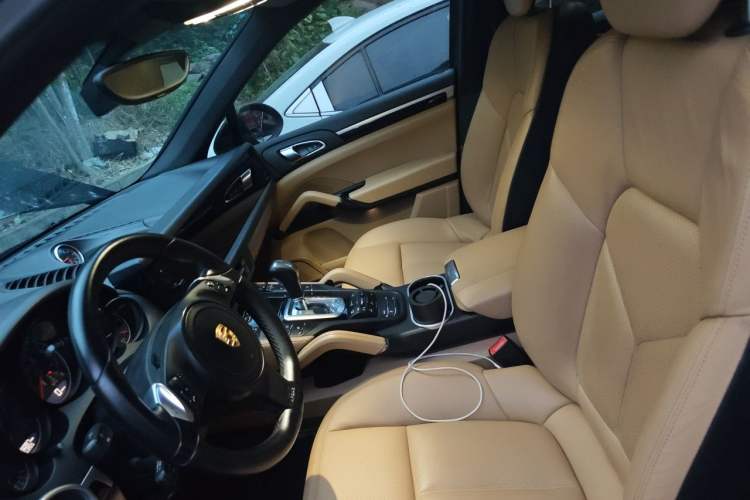 Used Porsche Cayenne 2014 Cayenne Platinum Edition 3.0T Left Front Seat