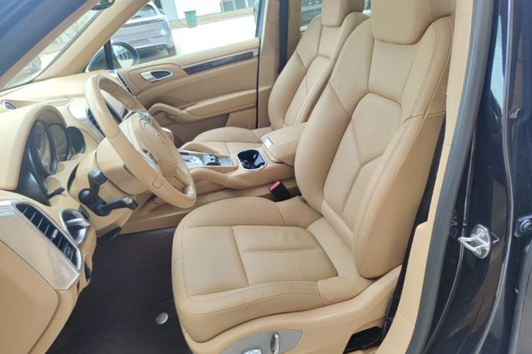 Used Porsche Cayenne 2014 Cayenne Platinum Edition 3.0T Left Front Seat