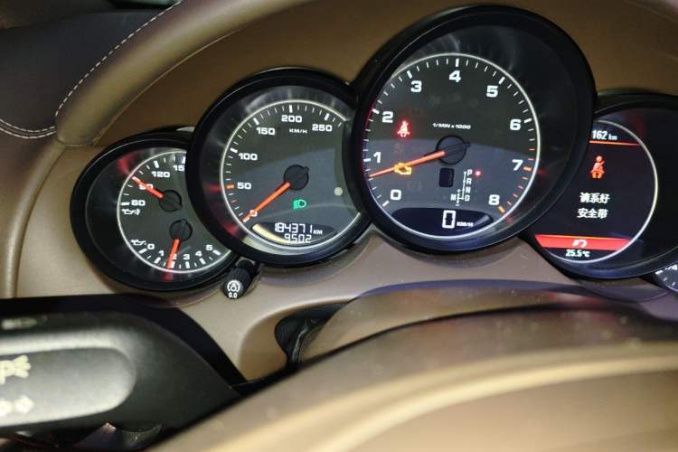 Used Porsche Cayenne 2014 Cayenne Platinum Edition 3.0T Odometer Close Up