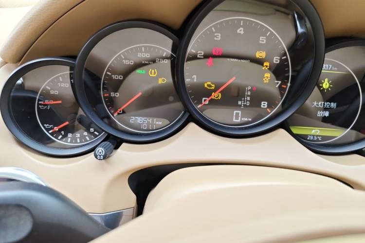 Used Porsche Cayenne 2014 Cayenne Platinum Edition 3.0T Odometer Close Up