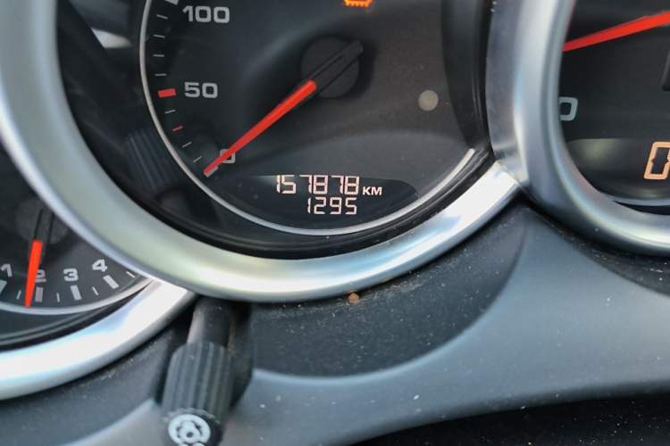 Used Porsche Cayenne 2014 Cayenne Platinum Edition 3.0T Odometer Close Up
