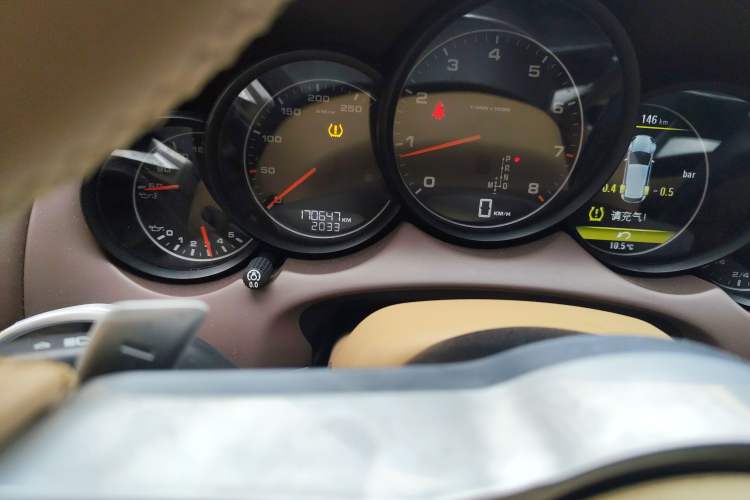 Used Porsche Cayenne 2014 Cayenne Platinum Edition 3.0T Odometer Close Up