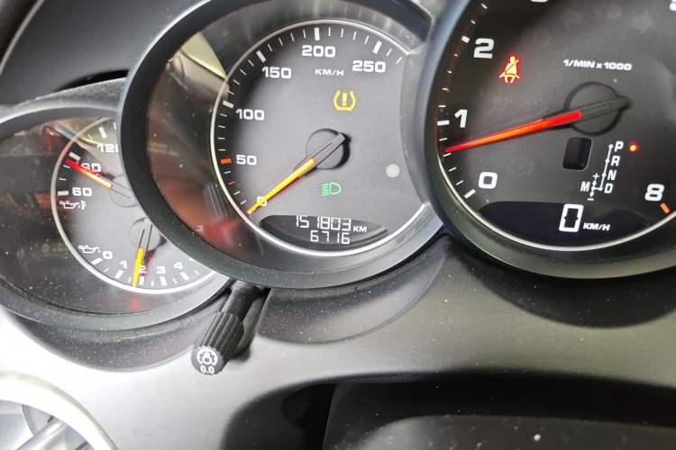 Used Porsche Cayenne 2014 Cayenne Platinum Edition 3.0T Odometer Close Up