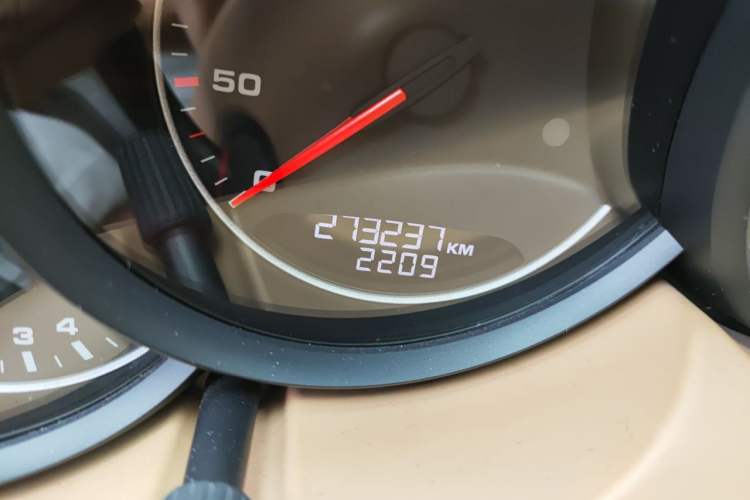 Used Porsche Cayenne 2014 Cayenne Platinum Edition 3.0T Odometer Close Up