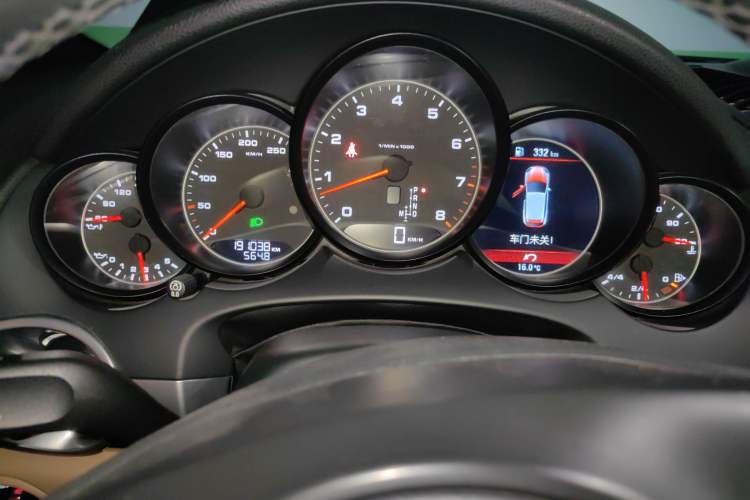 Used Porsche Cayenne 2014 Cayenne Platinum Edition 3.0T Odometer Close Up