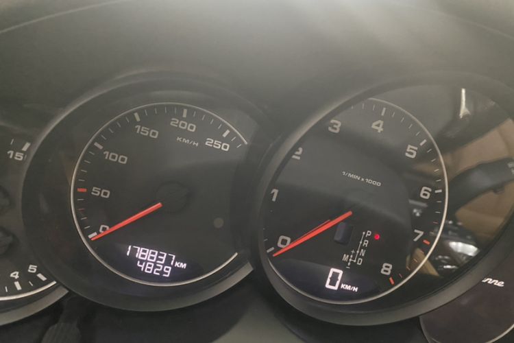 Used Porsche Cayenne 2014 Cayenne Platinum Edition 3.0T Odometer Close Up