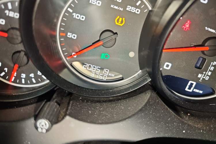 Used Porsche Cayenne 2014 Cayenne Platinum Edition 3.0T Odometer Close Up