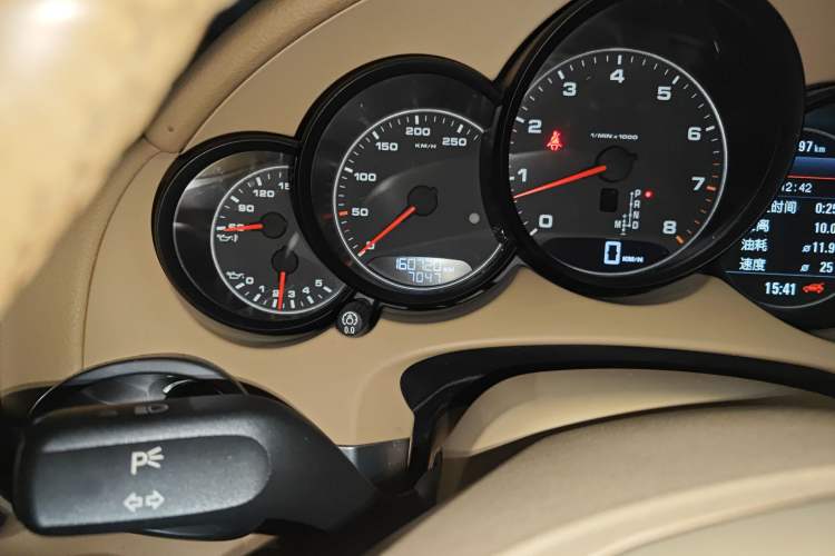 Used Porsche Cayenne 2014 Cayenne Platinum Edition 3.0T Odometer Close Up
