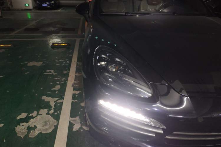 Used Porsche Cayenne 2014 Cayenne Platinum Edition 3.0T Right Front Headlight