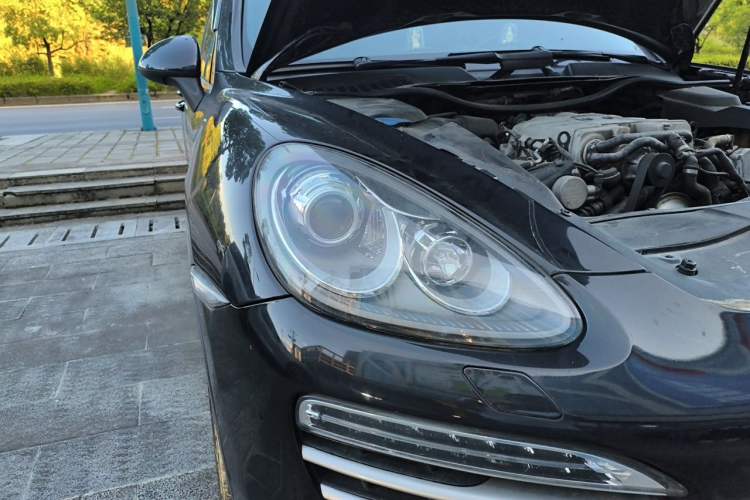 Used Porsche Cayenne 2014 Cayenne Platinum Edition 3.0T Right Front Headlight