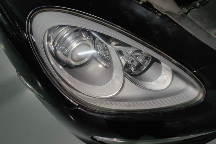 Used Porsche Cayenne 2014 Cayenne Platinum Edition 3.0T Right Front Headlight