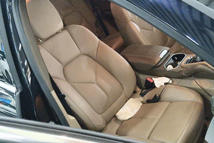 Used Porsche Cayenne 2014 Cayenne Platinum Edition 3.0T Right Front Seat