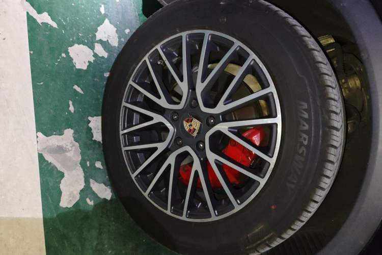 Used Porsche Cayenne 2014 Cayenne Platinum Edition 3.0T Right Front Wheel Hub