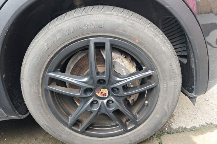 Used Porsche Cayenne 2014 Cayenne Platinum Edition 3.0T Right Front Wheel Hub