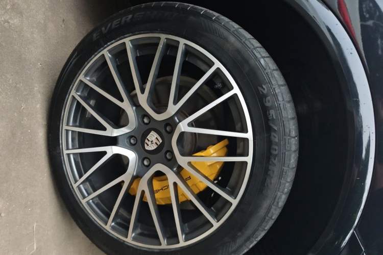Used Porsche Cayenne 2014 Cayenne Platinum Edition 3.0T Right Front Wheel Hub