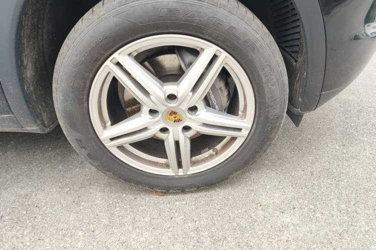 Used Porsche Cayenne 2014 Cayenne Platinum Edition 3.0T Right Front Wheel Hub