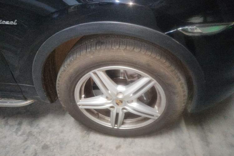Used Porsche Cayenne  Right Front Wheel Hub