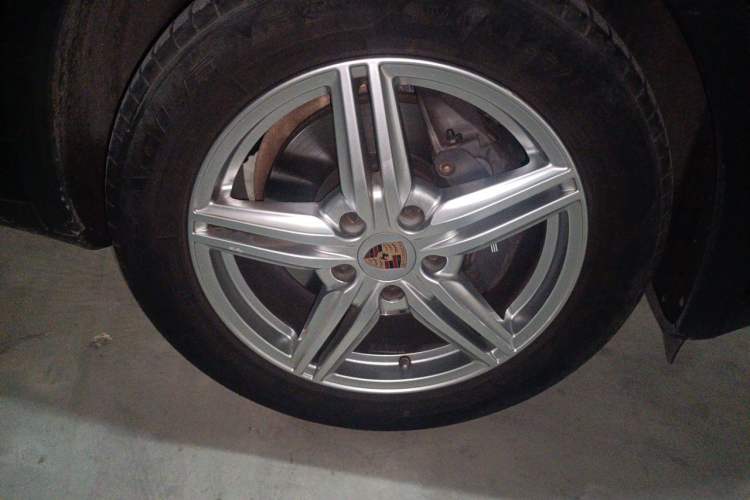 Used Porsche Cayenne  Right Front Wheel Hub