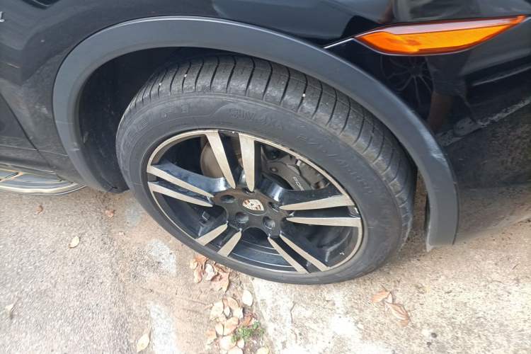 Used Porsche Cayenne  Right Front Wheel Hub