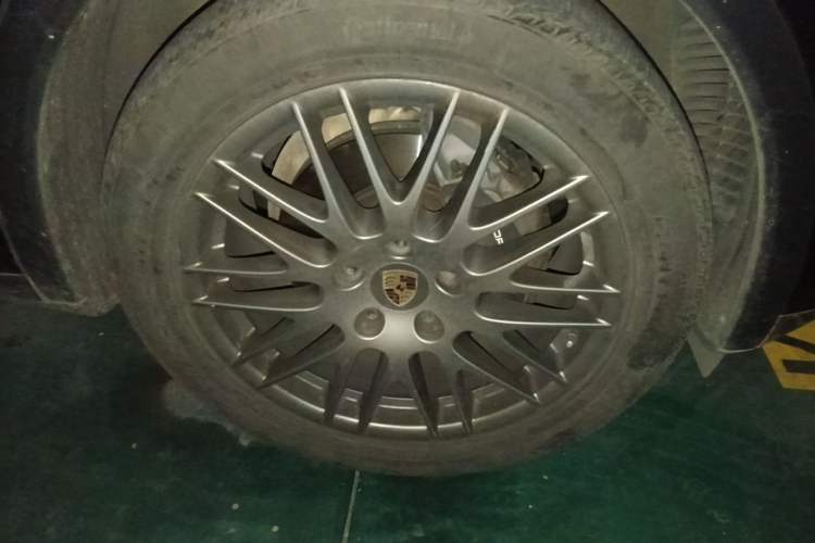 Used Porsche Cayenne 2014 Cayenne Platinum Edition 3.0T Right Front Wheel Hub