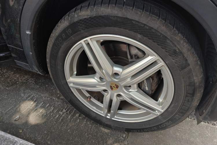 Used Porsche Cayenne  Right Front Wheel Hub