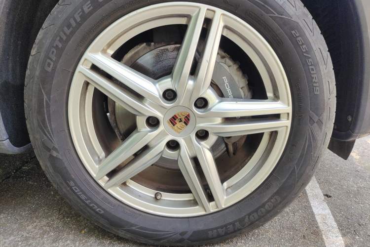 Used Porsche Cayenne 2014 Cayenne Platinum Edition 3.0T Right Front Wheel Hub
