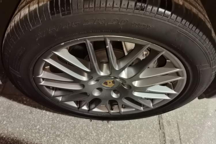 Used Porsche Cayenne  Right Front Wheel Hub