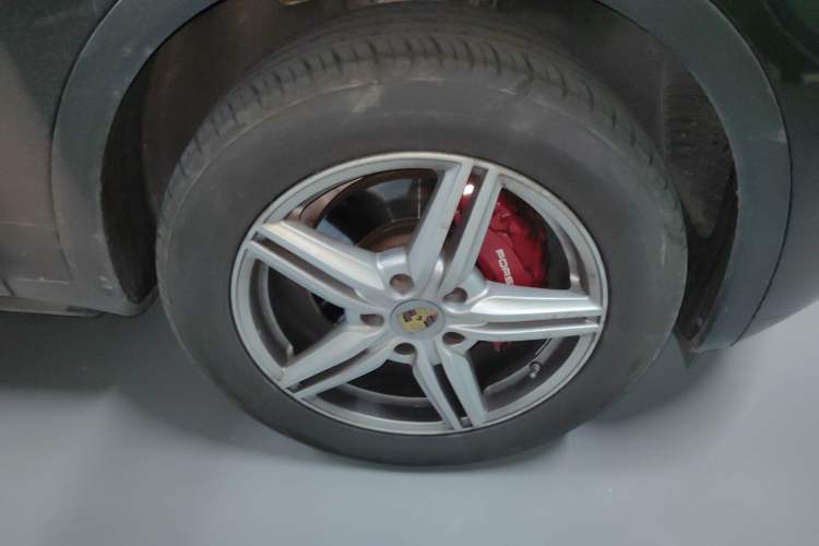 Used Porsche Cayenne 2014 Cayenne Platinum Edition 3.0T Right Front Wheel Hub