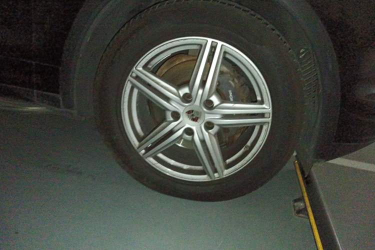 Used Porsche Cayenne 2014 Cayenne Platinum Edition 3.0T Right Front Wheel Hub