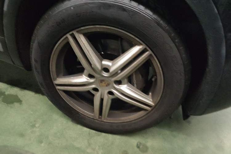 Used Porsche Cayenne 2014 Cayenne Platinum Edition 3.0T Right Front Wheel Hub
