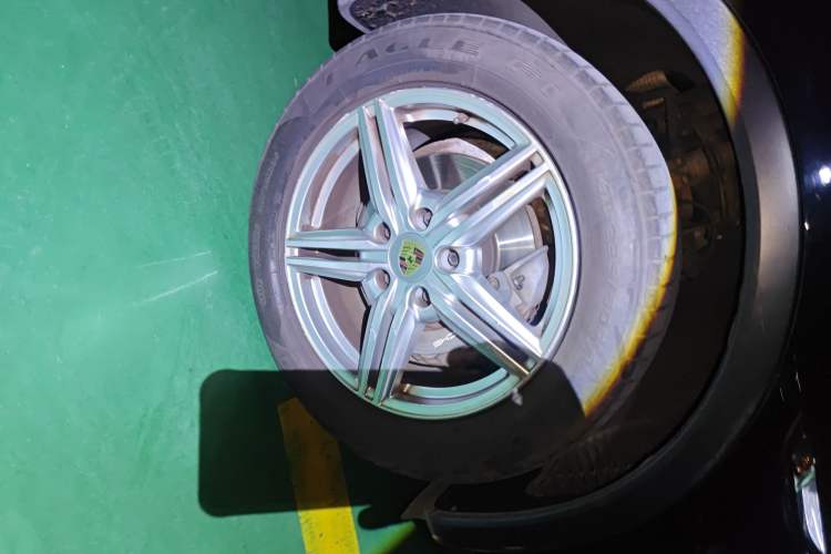 Used Porsche Cayenne 2014 Cayenne Platinum Edition 3.0T Right Front Wheel Hub