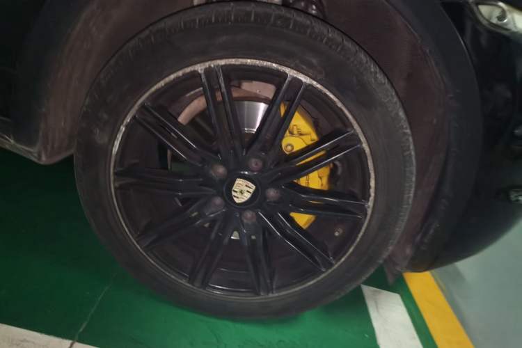 Used Porsche Cayenne  Right Front Wheel Hub
