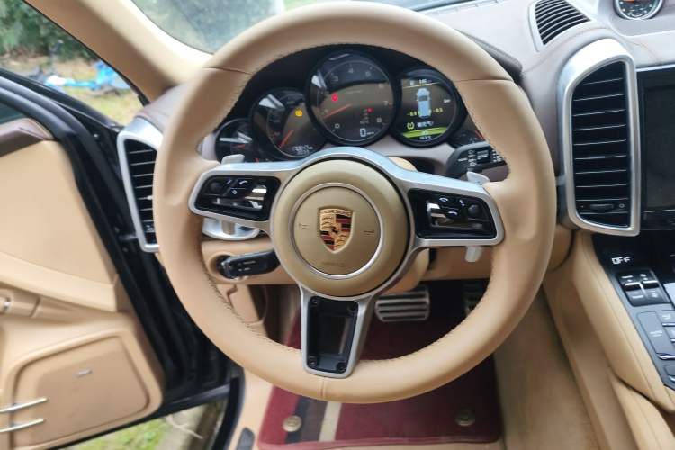 Used Porsche Cayenne 2014 Cayenne Platinum Edition 3.0T Steering Wheel