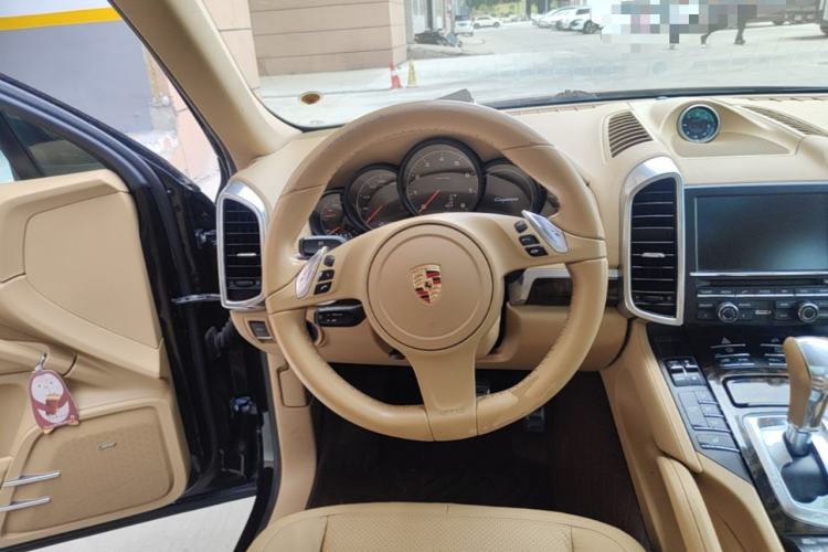 Used Porsche Cayenne 2014 Cayenne Platinum Edition 3.0T Steering Wheel