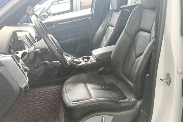 Used Porsche Cayenne 2014 Cayenne Platinum Edition 3.0T Left Front Seat