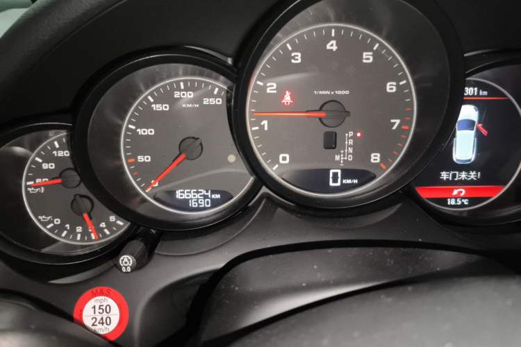 Used Porsche Cayenne 2014 Cayenne Platinum Edition 3.0T Odometer Close Up