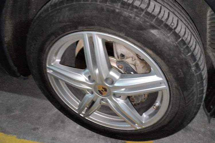 Used Porsche Cayenne 2014 Cayenne Platinum Edition 3.0T Right Front Wheel Hub