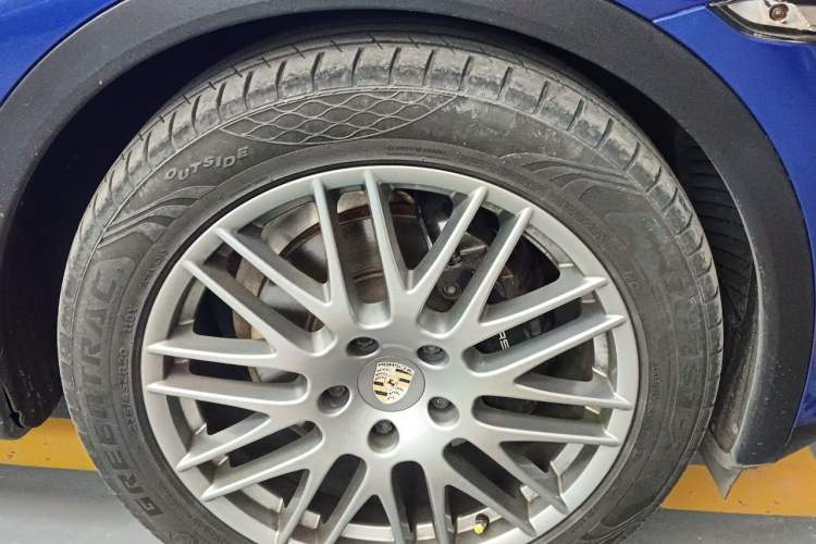 Used Porsche Cayenne 2014 Cayenne Platinum Edition 3.0T Right Front Wheel Hub
