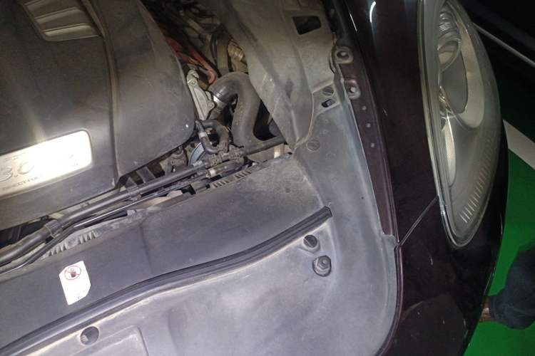 Used Porsche Cayenne 2014 Cayenne Platinum Edition 3.0T Engine Bay Left