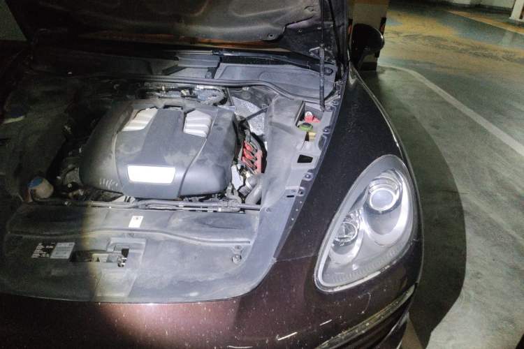 Used Porsche Cayenne 2014 Cayenne Platinum Edition 3.0T Engine Bay Left