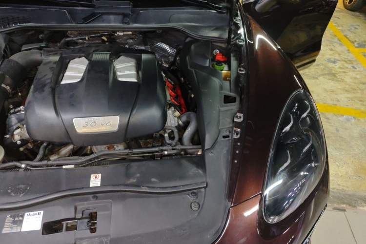 Used Porsche Cayenne 2014 Cayenne Platinum Edition 3.0T Engine Bay Left