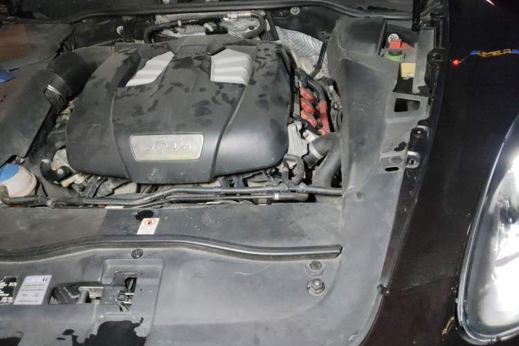 Used Porsche Cayenne 2014 Cayenne Platinum Edition 3.0T Engine Bay Left
