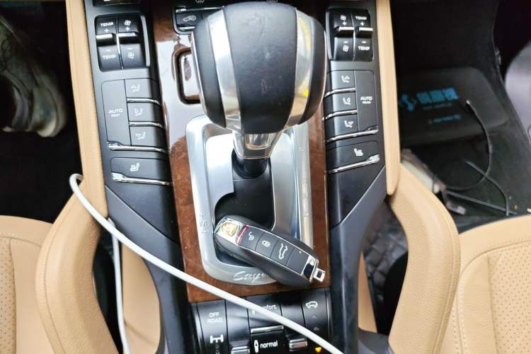 Used Porsche Cayenne 2014 Cayenne Platinum Edition 3.0T Gear Lever