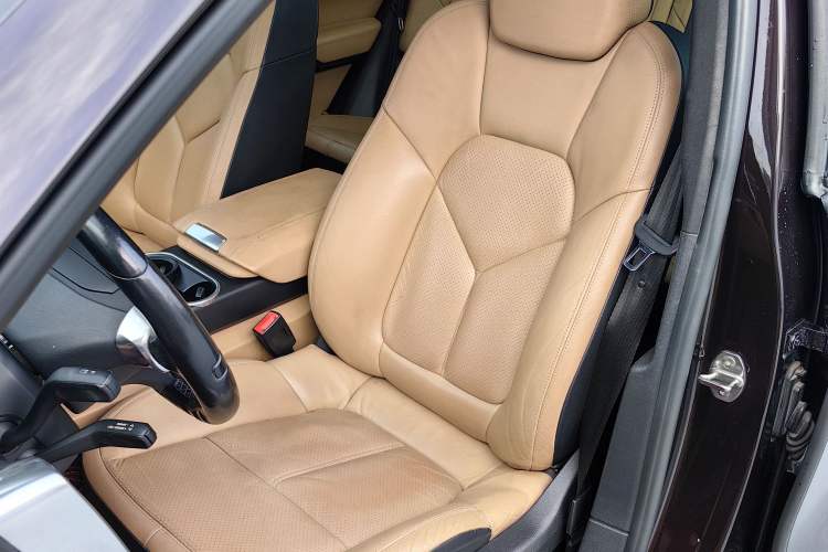 Used Porsche Cayenne 2014 Cayenne Platinum Edition 3.0T Interior 4