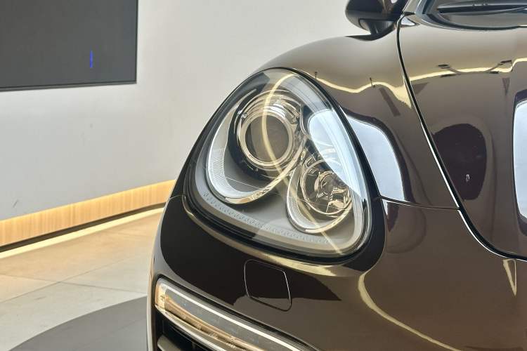 Used Porsche Cayenne 2014 Cayenne Platinum Edition 3.0T Left Front Headlight