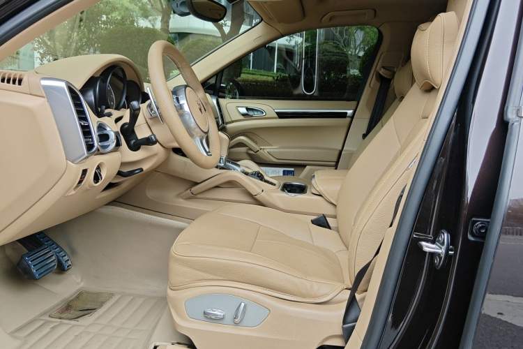 Used Porsche Cayenne 2014 Cayenne Platinum Edition 3.0T Left Front Seat